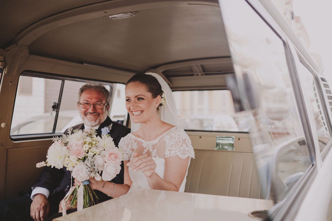 Auto per l'arrivo della sposa