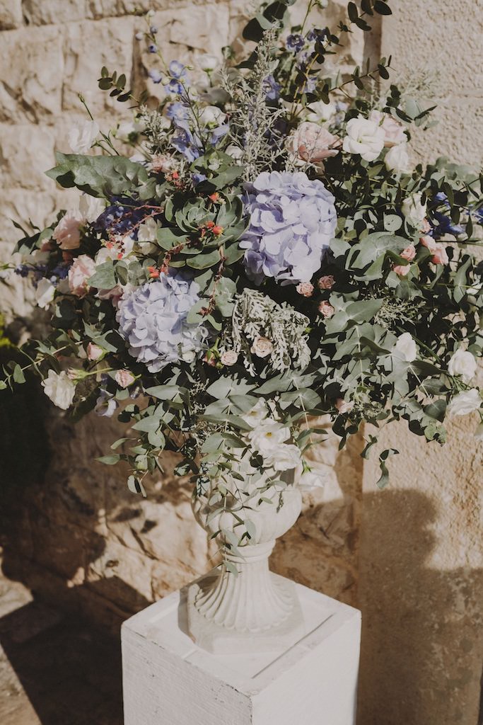 composizione di eucalipto e ortensie celesti