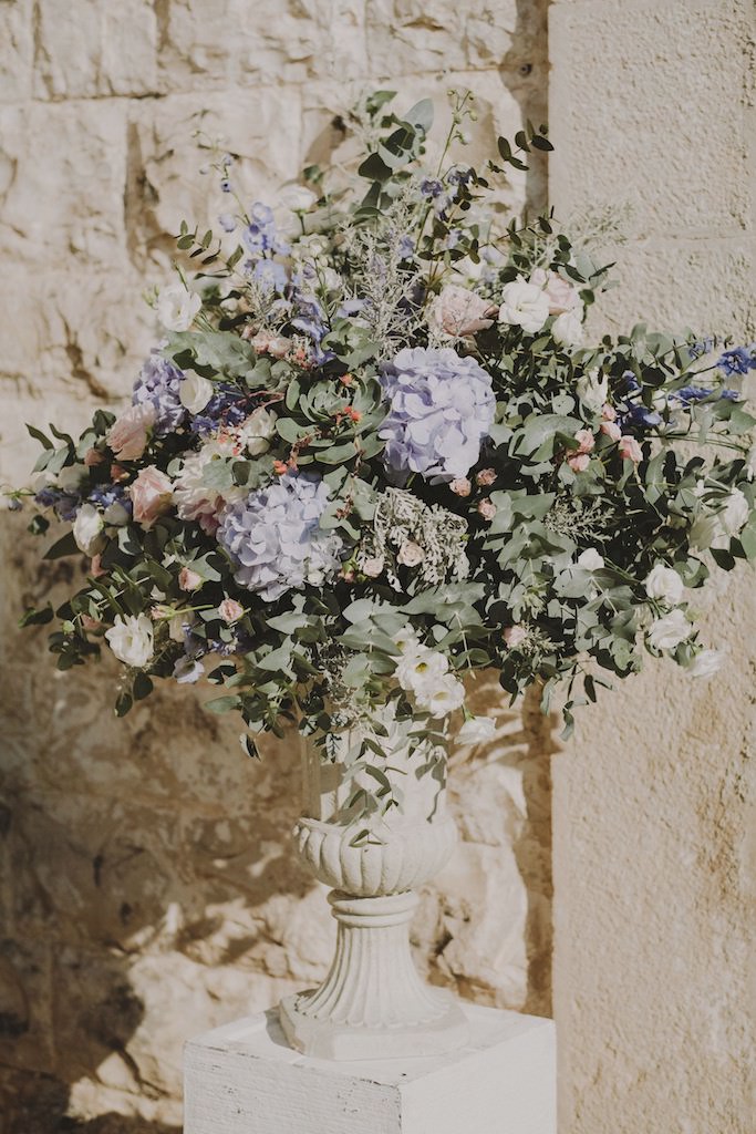 Composizione matrimonio effetto spontaneo con fiori clelesti, rosa e bianchi