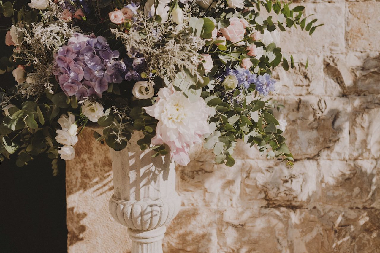 Vaso con fiori per portale esterno chiesa