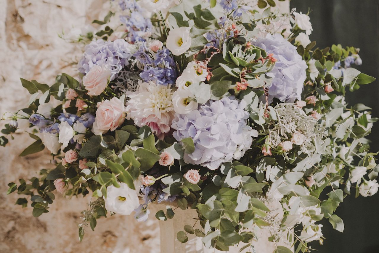 Composizione di fiori per esterno chiesa