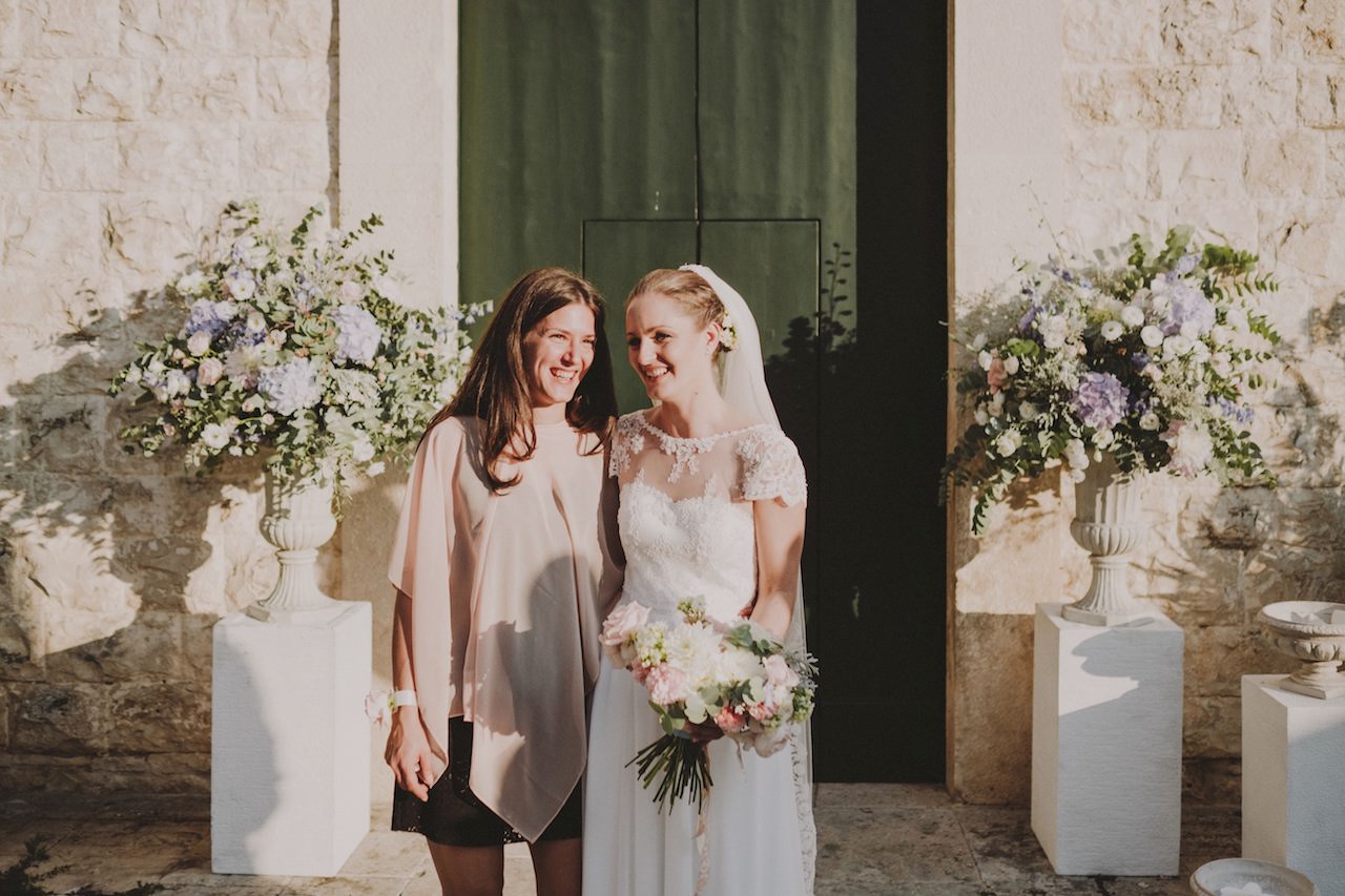 decorazione esterno chiesa con vasi in pietra