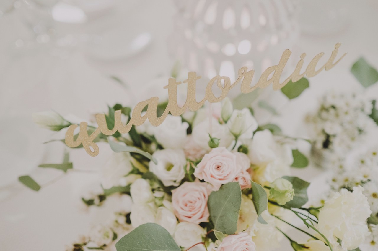 centrotavola con lisianthus e dettagli oro