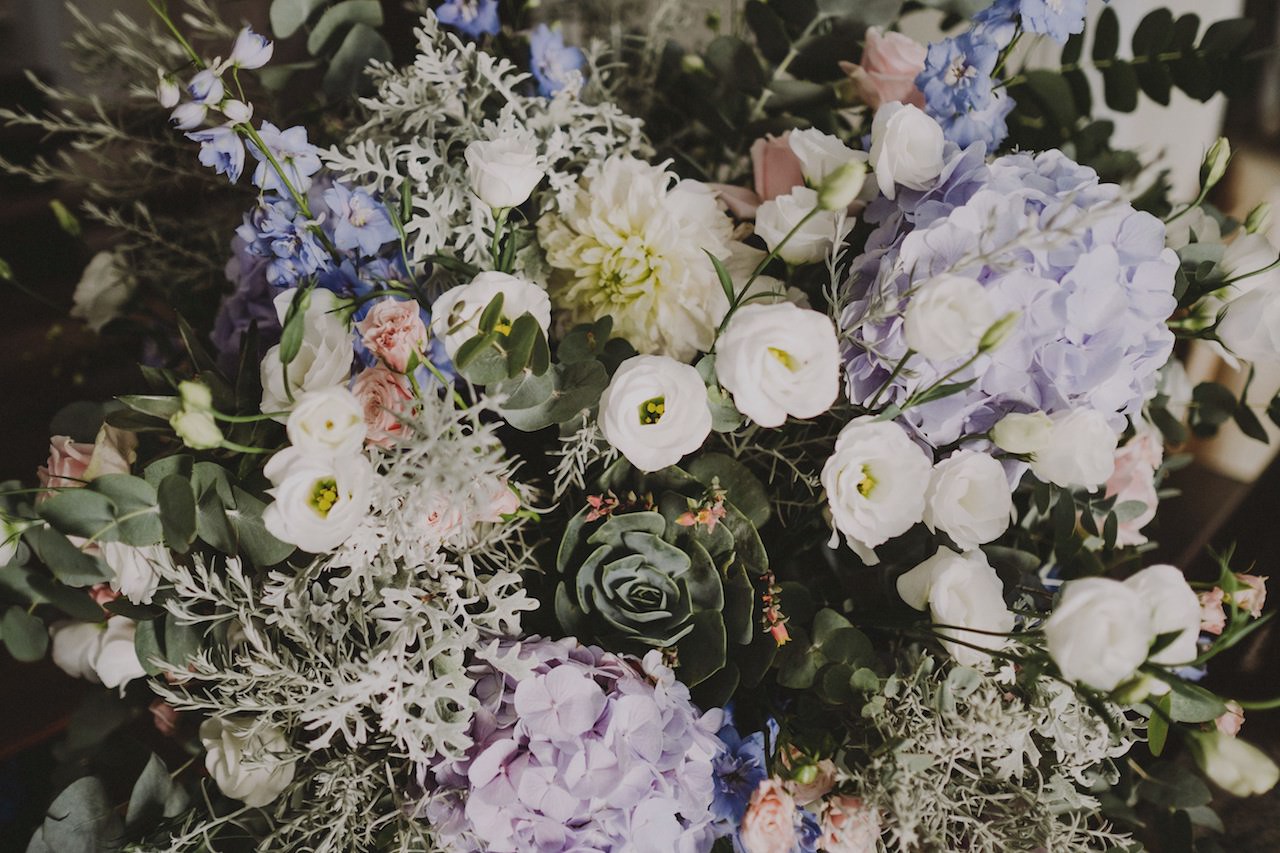 ortensie celesti e piante grasse per composizione chiesa