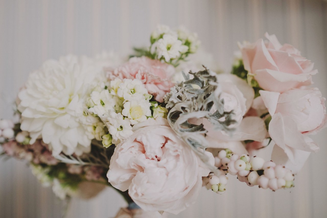 Bouquet sposa con dalie, rose inglesi e fiorellini bianchi e rosa cipria