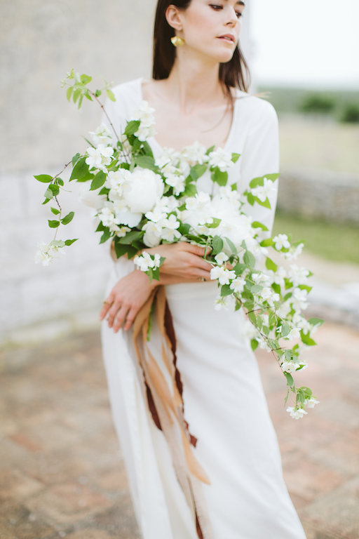 Bouquet da sposa spontaneo con peonie bianche