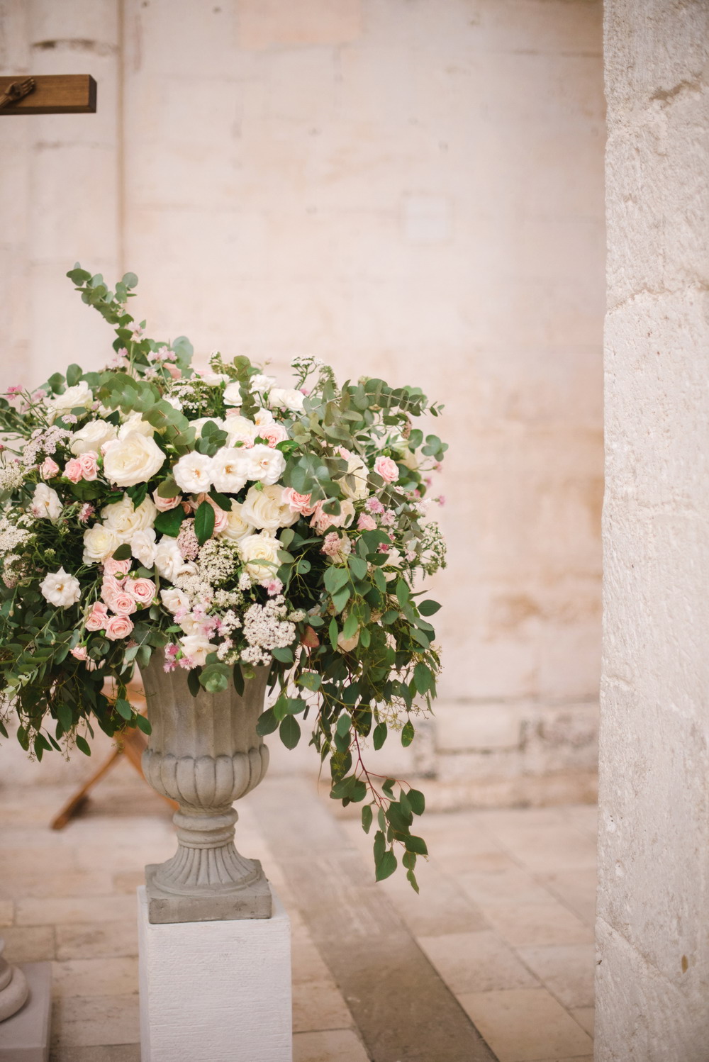 composizione floreale per vaso altare chiesa