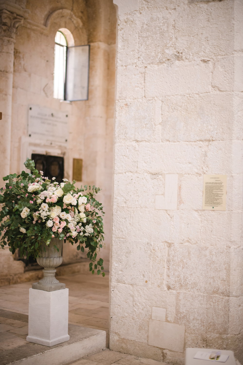 composizione di fiori per altare matrimonio a Santuario di siponto