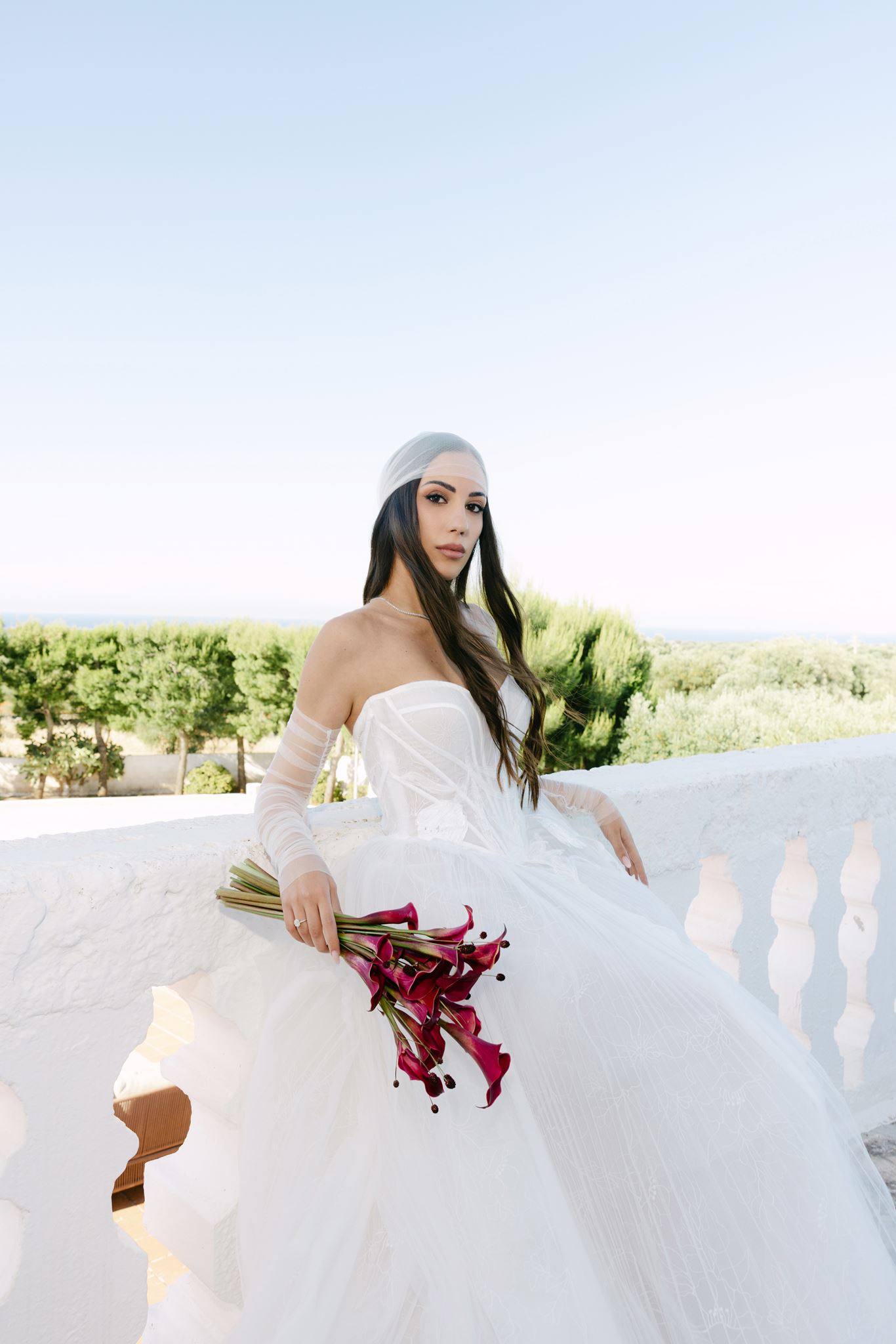 Contemporary bridal bouquet featuring burgundy calla lilies, for a dream wedding in Puglia.