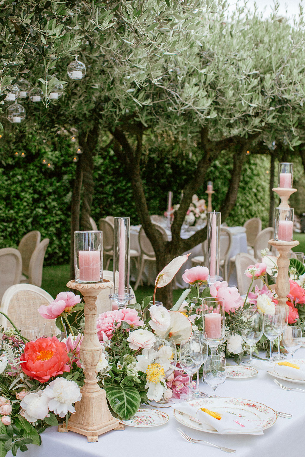 Table setting with pink candles in palette