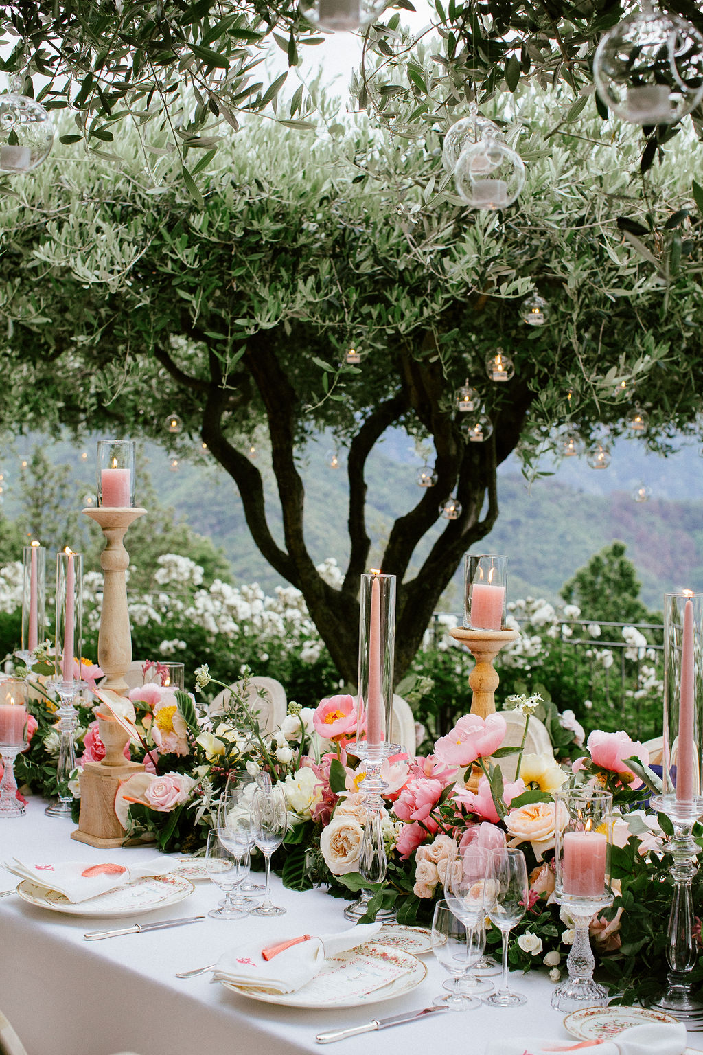 Flowers for spring wedding in Italy