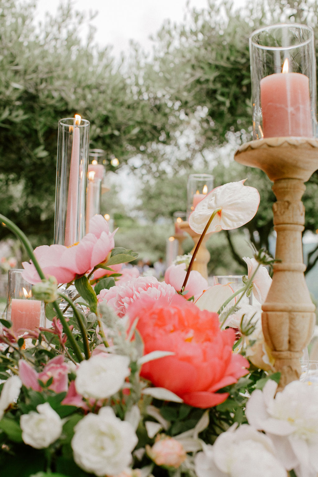 Coral and pink peonies for wedding in Southern Italy