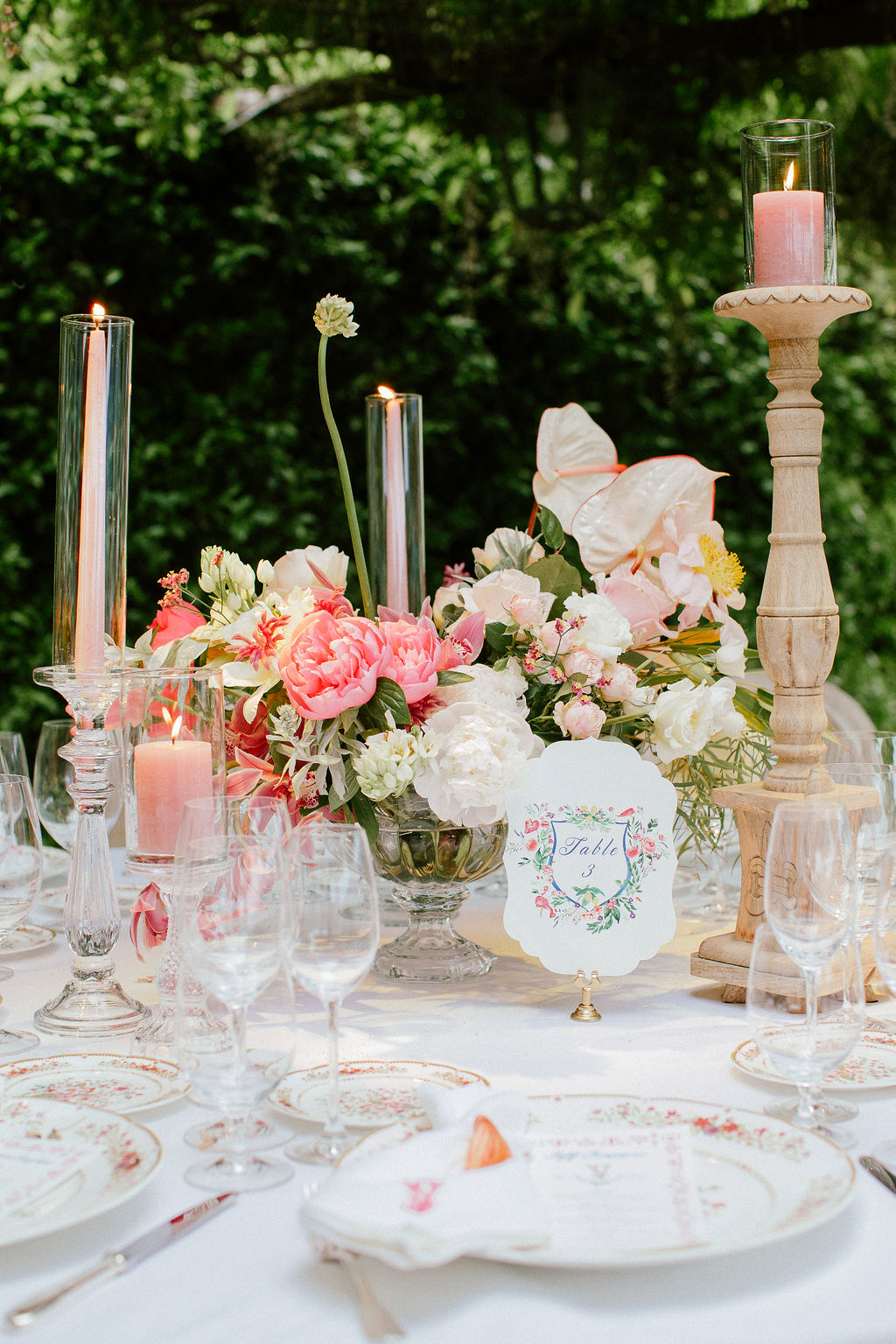 Blooming centerpiece for round table with pink candles