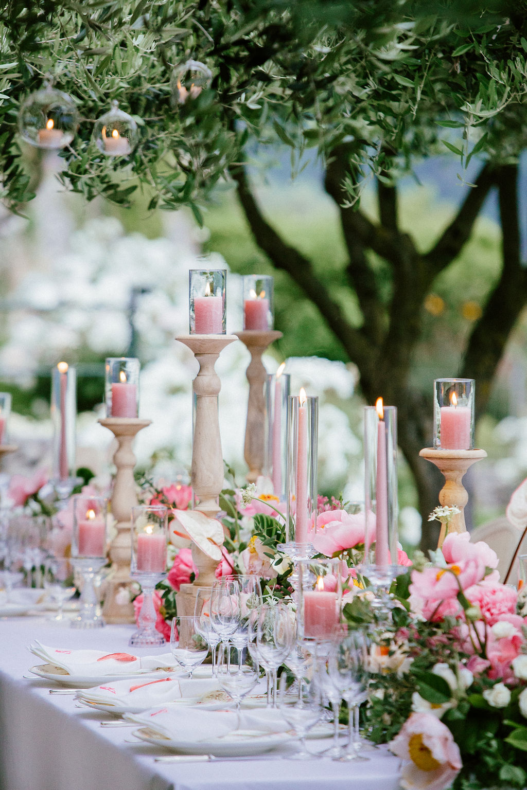Centrotavola con fiori rosa per tavolo imperiale