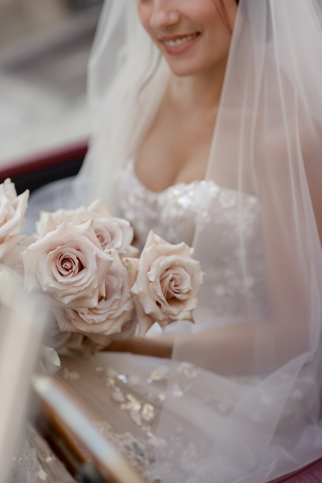 dettaglio bouquet della sposa con rose nude
