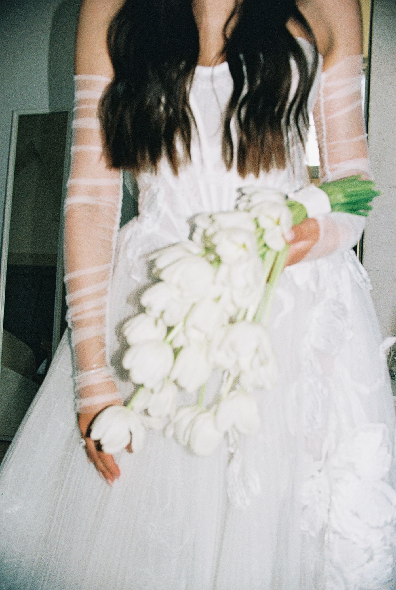 Luxury weddings in Puglia, Italy, featuring cascading bouquets, elegant white tulips, refined floral bunches, and contemporary bouquet designs.