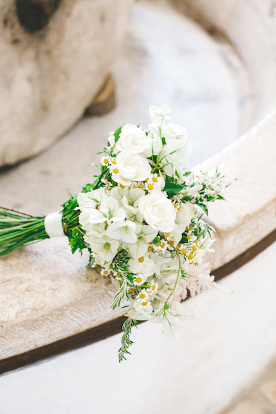 bouquet da sposa con bouganvillea bianca e rosmarino