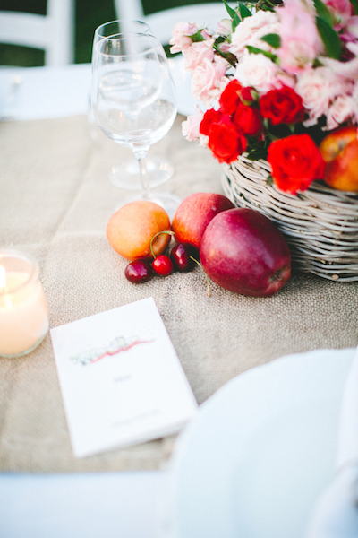 centrotavola con frutta e fiori di maggio