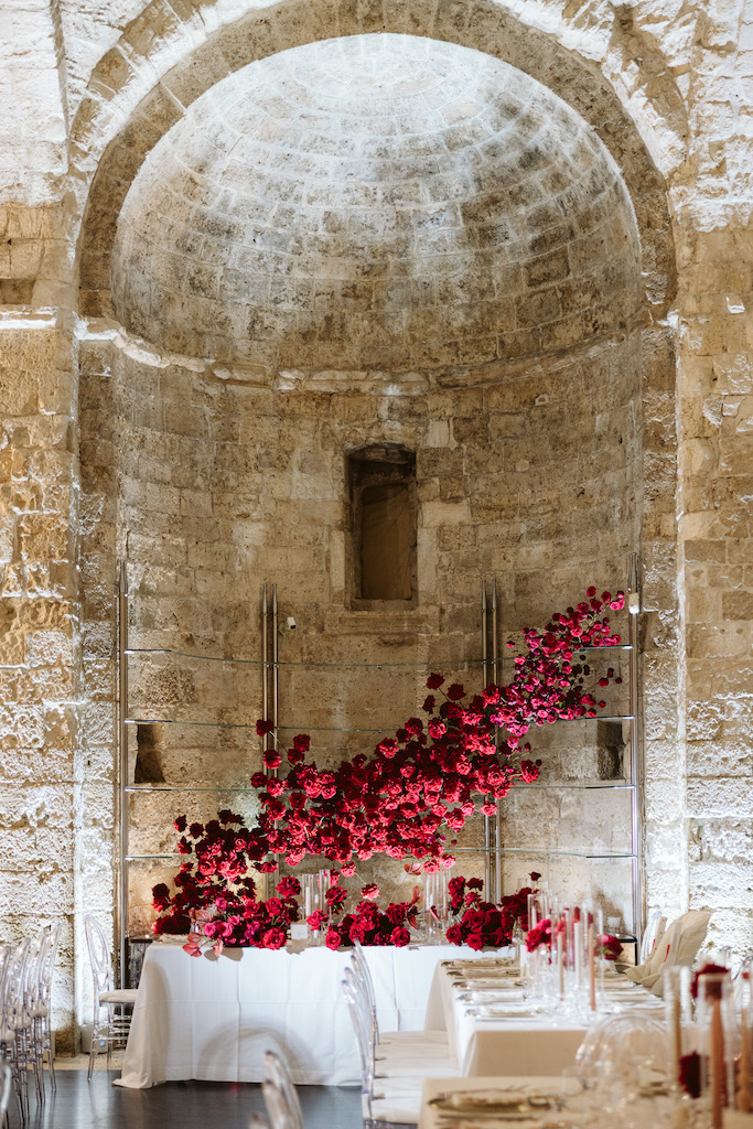Flower wall matrimonio invernale con fiori rossi