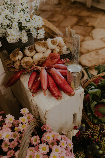 decorazione bancarella aperitivo con cipolle, aglio, verdura, frutta, fiori