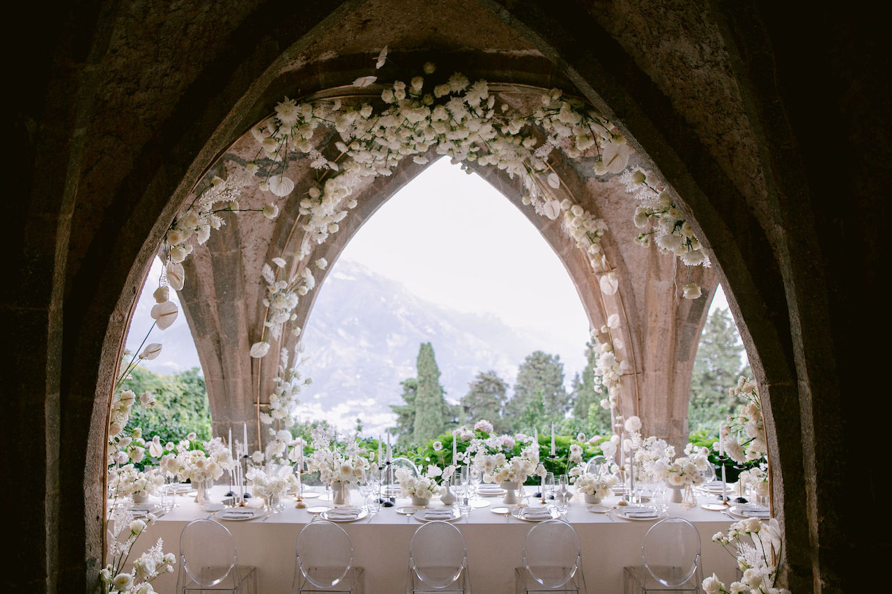 Soffitto di fiori rampicanti per decorare il tavolo degli sposi