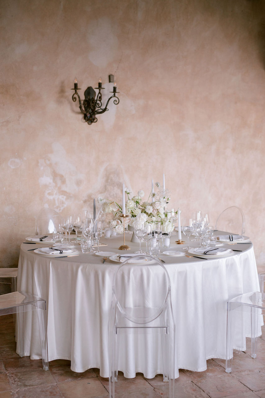 Centrotavola moderno con fiori bianchi per tavolo tondo